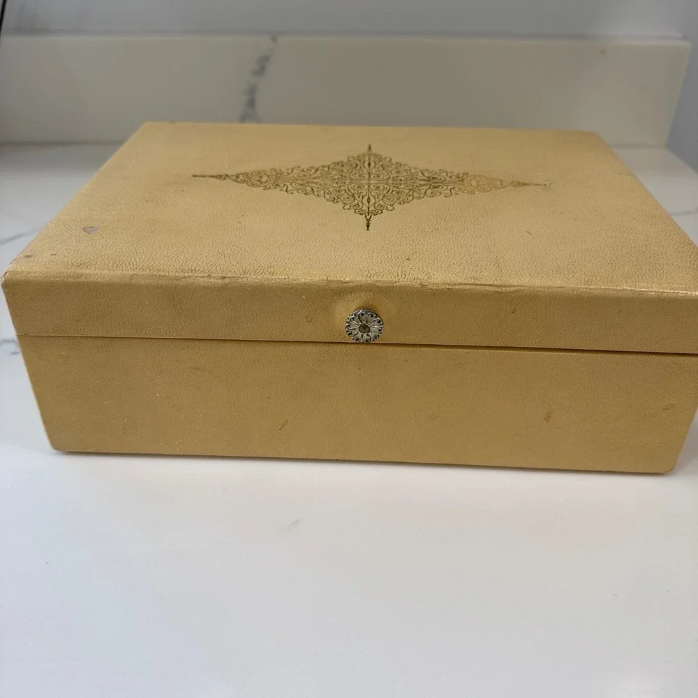 Vintage Lady Buxton Jewelry Box Cream‎ Faux Leather Gold Filigree Blue Velvet